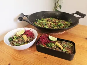 soba_bearb Im grossen Wok lassen sich die einzelnen Zutaten bequem rührbraten.