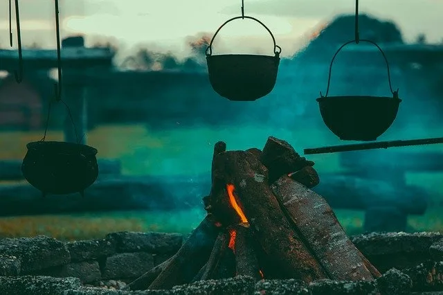 campfire-1846142_640_0 Wer in einem Naturschutzgebiet campiert, muss mit einer Anzeige rechnen. (Foto: Pixabay)