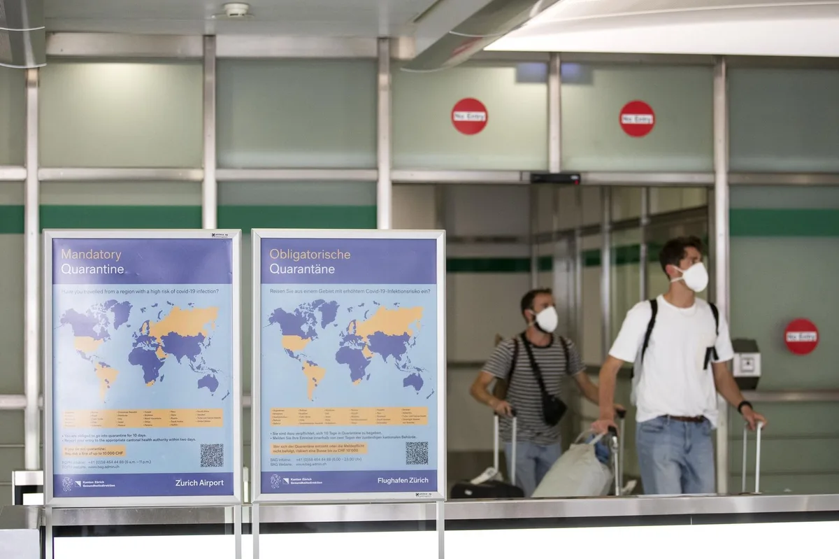 cmvijm7f48va9ikfhhtbum Information für Zurückgekehrte: Ein Plakat weist am Flughafen Kloten auf die Quarantäne-Länder hin.