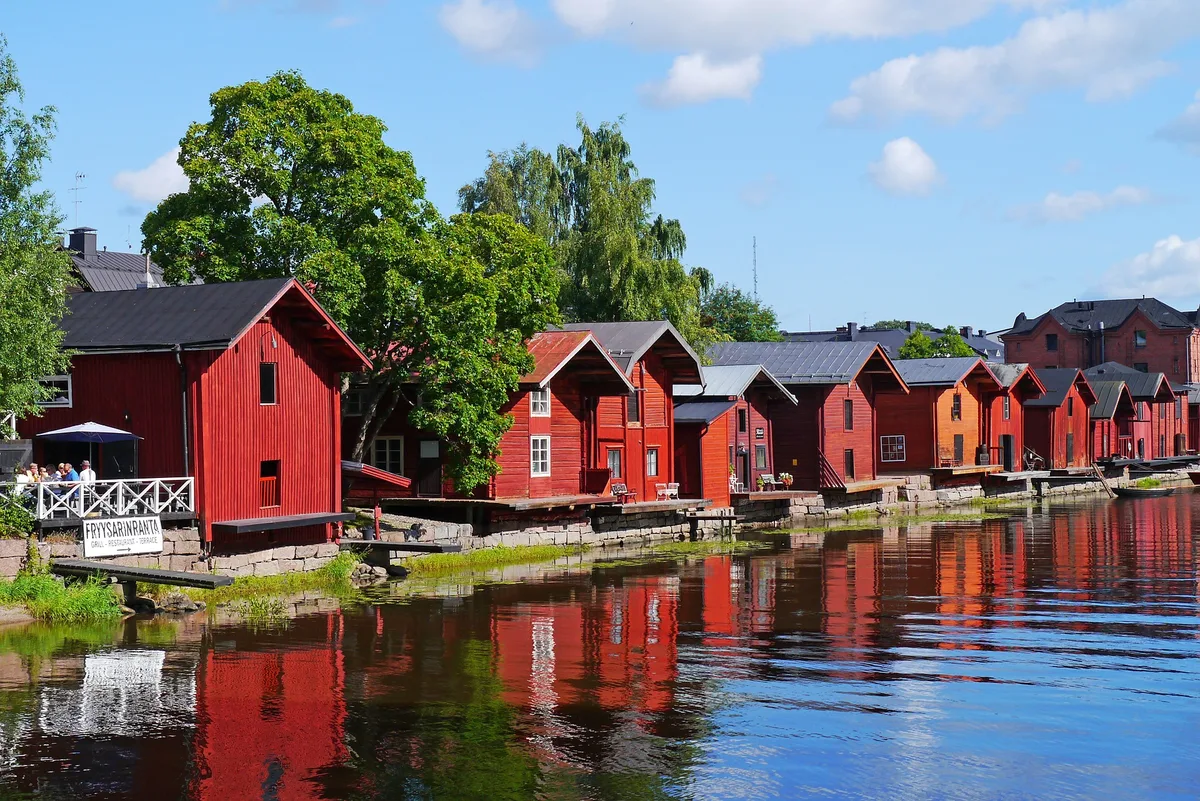 wooden-houses-796386_1920 Ferienhausbesitzer in Finnland haben Glück: Sie dürfen weiterhin einreisen. Ganz anders als Schweizer Touristen.