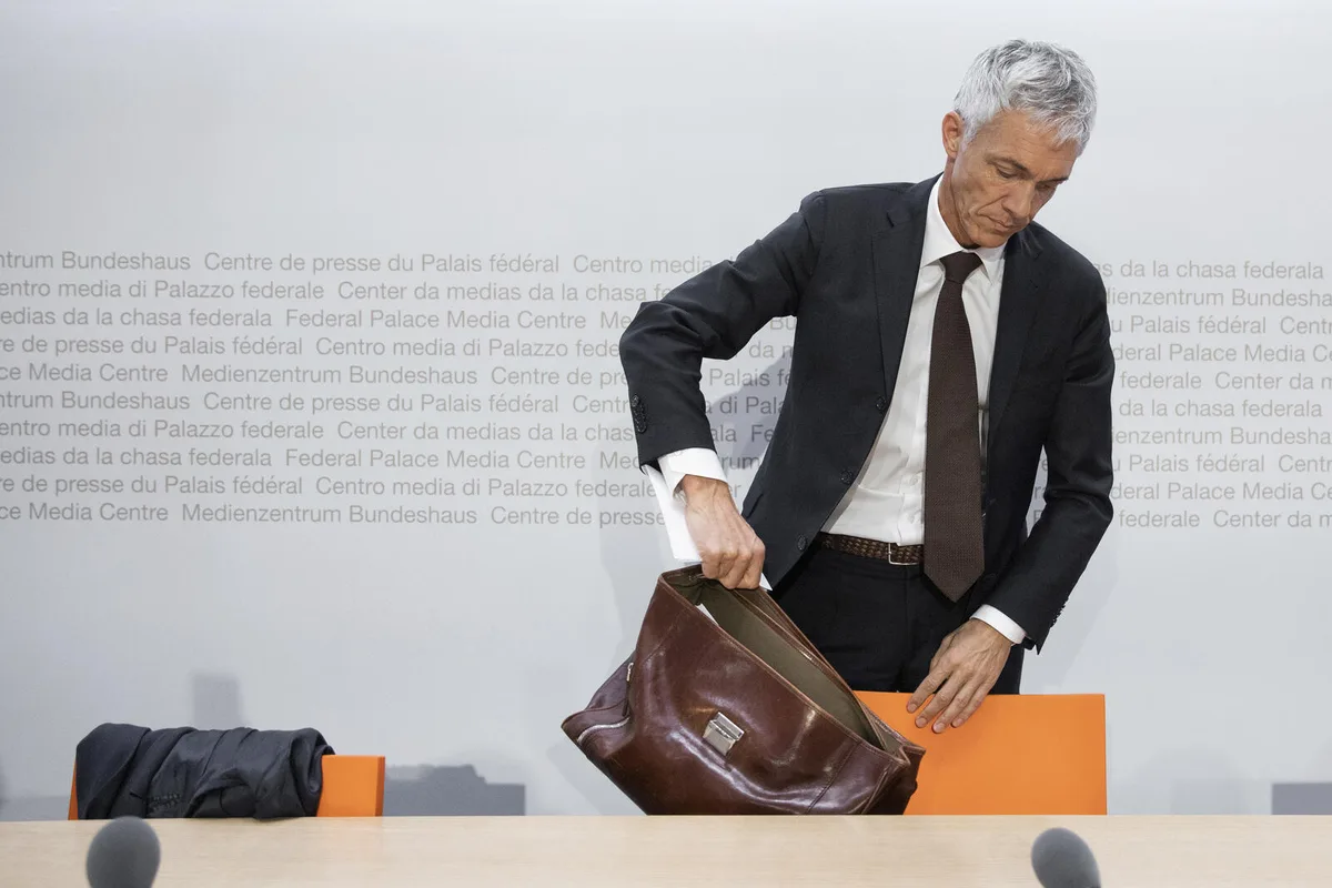 Lauber packt seine Tasche: Der Bundesanwalt hat am Mittwoch gekündigt. Michael Lauber macht jetzt erstmal Ferien.