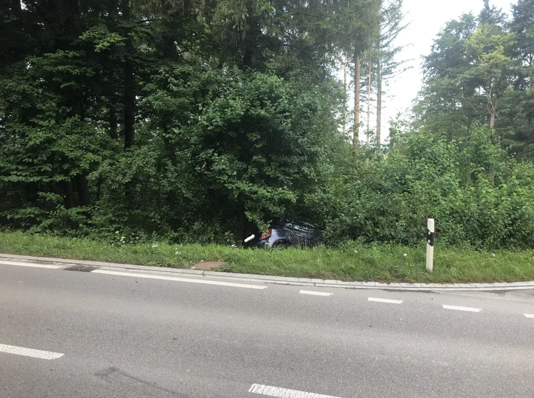 bild_pw_stapo_uster Das Fahrzeug erlitt Totalschaden, nachdem es über ein anbfallendes Wiesenbord rollte.