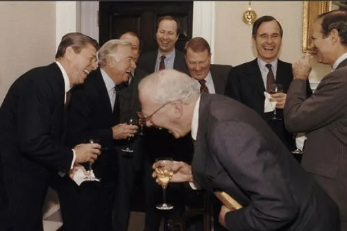 laughing-men-in-suits Zurzeit sorgt eine Witze-Challange auf Twitter für Erheiterung.