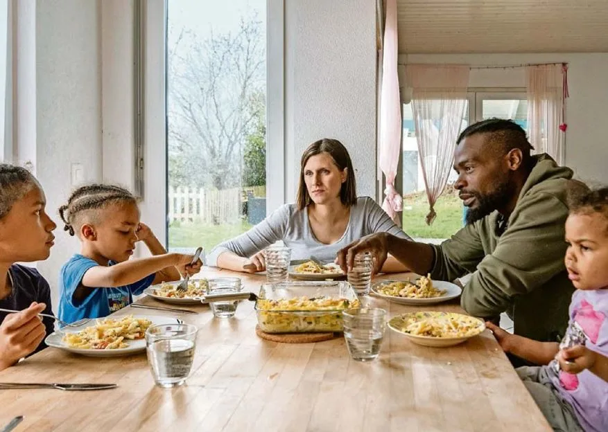 «Am Anfang war es komisch», sagt Vater Rémy zu seiner Rolle als Hausmann: Familie M. beim Mittagessen.