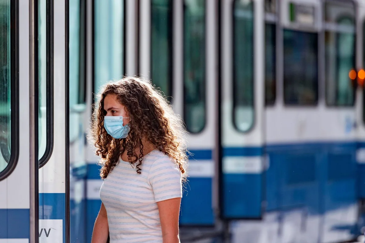Im öffentlichen Verkehr ist das Tragen von Hygienemasken bereits Pflicht. Nun sollen sie auch in Läden verpflichtend werden.