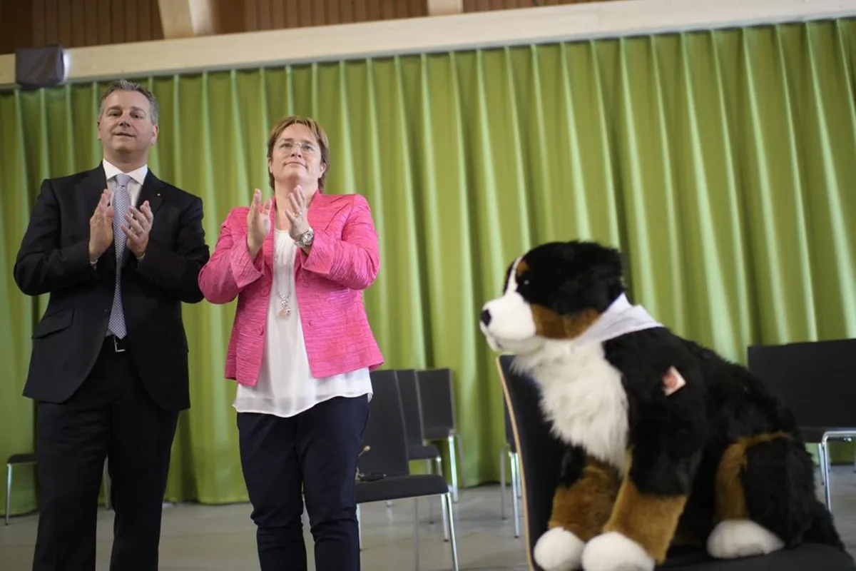 Applaus vom neu gewählten Vize-Präsidium mit Marco Chiesa und Magdalena Martullo-Blocher an der Delegiertenversammlung.