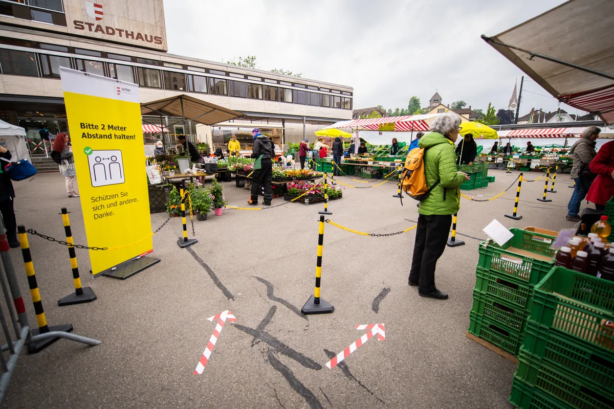 uster_15052020_wochenmarkt_sbo_8 Der Wochenmarkt soll wegen den knappen Platzverhältnissen zu Coronazeiten vom Stadthausplatz..., ...ins Zentrum in die Post - und Gerichtsstrasse.