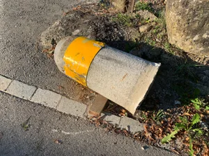 bild_von_ios_18_preview Da liegt er nun: Dieser Poller wurde beim jüngsten Unfall auf der Schönenwerdstrasse umgefahren. , An dieser Stelle stand der Granitblock in der Wetziker Aussenwacht Robank., Beim Zusammenstoss mit dem Poller wurde das Auto stark beschädigt., Auch dieser Poller im Robank wurde schon mehrfach vom Sockel geholt., Die Poller-Allee vor dem Hof von SVP-Gemeinderat Stefan Kaufmann war auch schon Thema eines Postulates., Wenn ein Lastwagen daherrollt, wird es auf der Schönenwerdstrasse definitiv schmal.