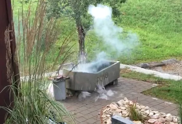 Der Brunnen in Fischenthal hielt dem Druck des Böllers nicht stand und ging in die Brüche