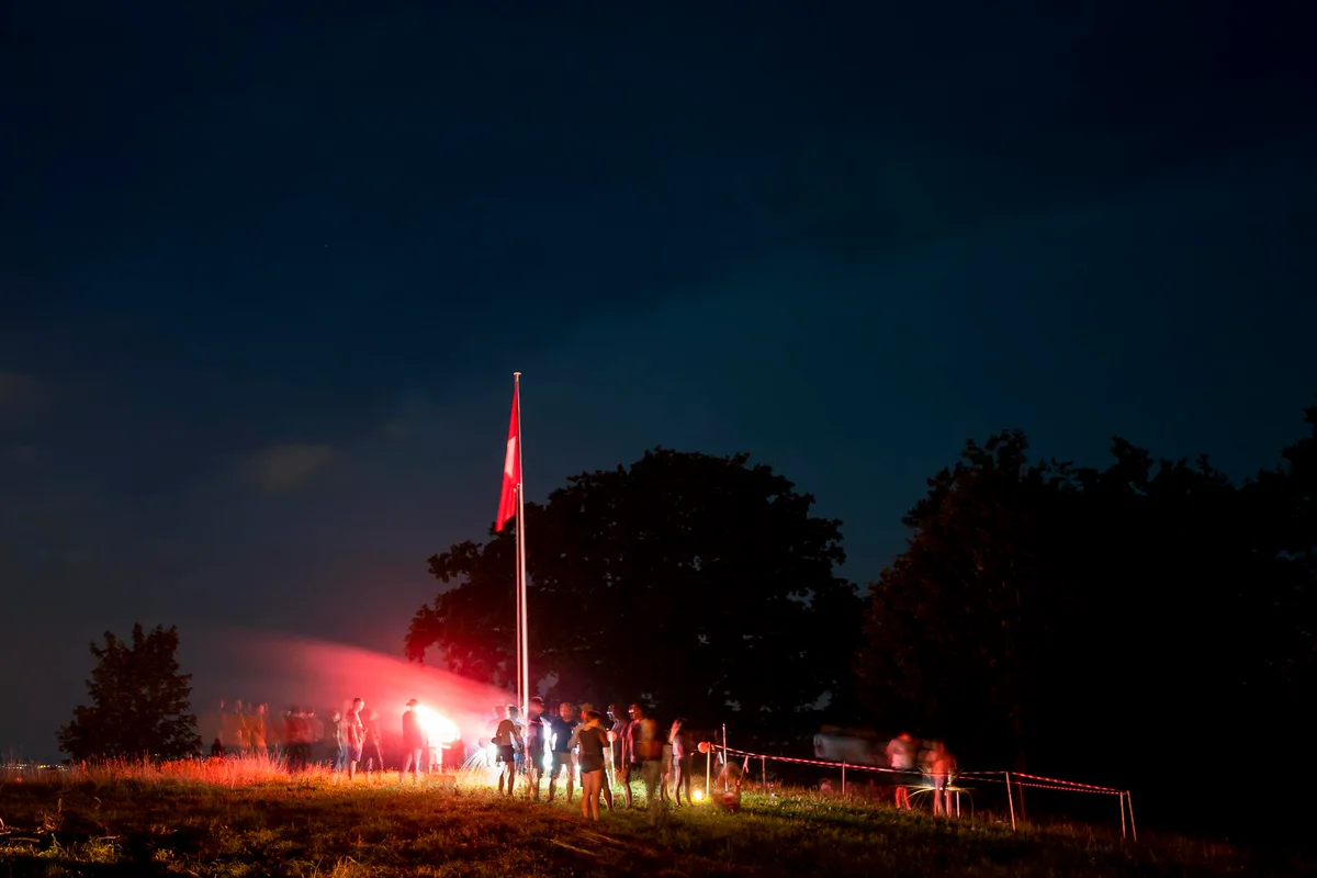 «Trittst im Morgenrot daher», so sangen die Russiker am Höhenfeuer am Samstagabend., Ausschweifende Reden gab es zwar keine..., ...dafür ein schönes Höhenfeuer samt Feuerwerk., Das Feuer war von weit her zu sehen., Zum Anstossen brachte die Handvoll Russiker ihren eigenen Champagner mit., Gebrätelt wurde ebenfalls in kleiner Runde.