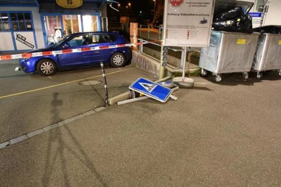 Das Auto kam erst an einer Mauer zum Stehen. Vorher scherte die junge Fahrerin einen Signalständer ab.