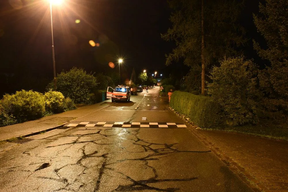 Der 19-Jährige fuhr spät Nachts mit seinem Trottinett über die Verkehrsberuhigungsschwelle, stürzte und verletzte sich schwer.