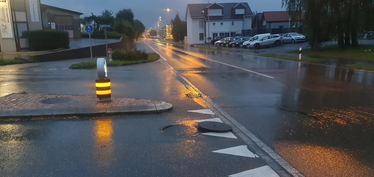 Bei starkem Regen musste sich die Feuerwehr Wetzikon-Seegräben am Montag um einen weggespülten Schachtdeckel kümmern., Dieser befand sich an der Kreuzung Breitistrasse / Pfäffikerstrasse., Eine Signalisation sollte die Verkehrsteilnehmer auf die Gefahr aufmerksam machen.