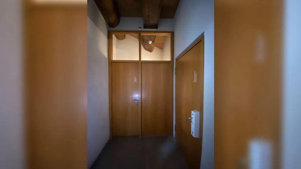 Ungleichbehandlung der Geschlechter: Frauen zahlen einen Franken. Männer können gratis an Pissoir.