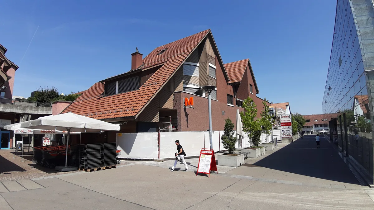 Noch hat die Migros normal geöffnet, doch Ende September schliesst der Laden für sechs Wochen., Mit dem Umbau gibt es ein neues Gastroangebot; das Restaurant als Treffpunkt verschwindet.