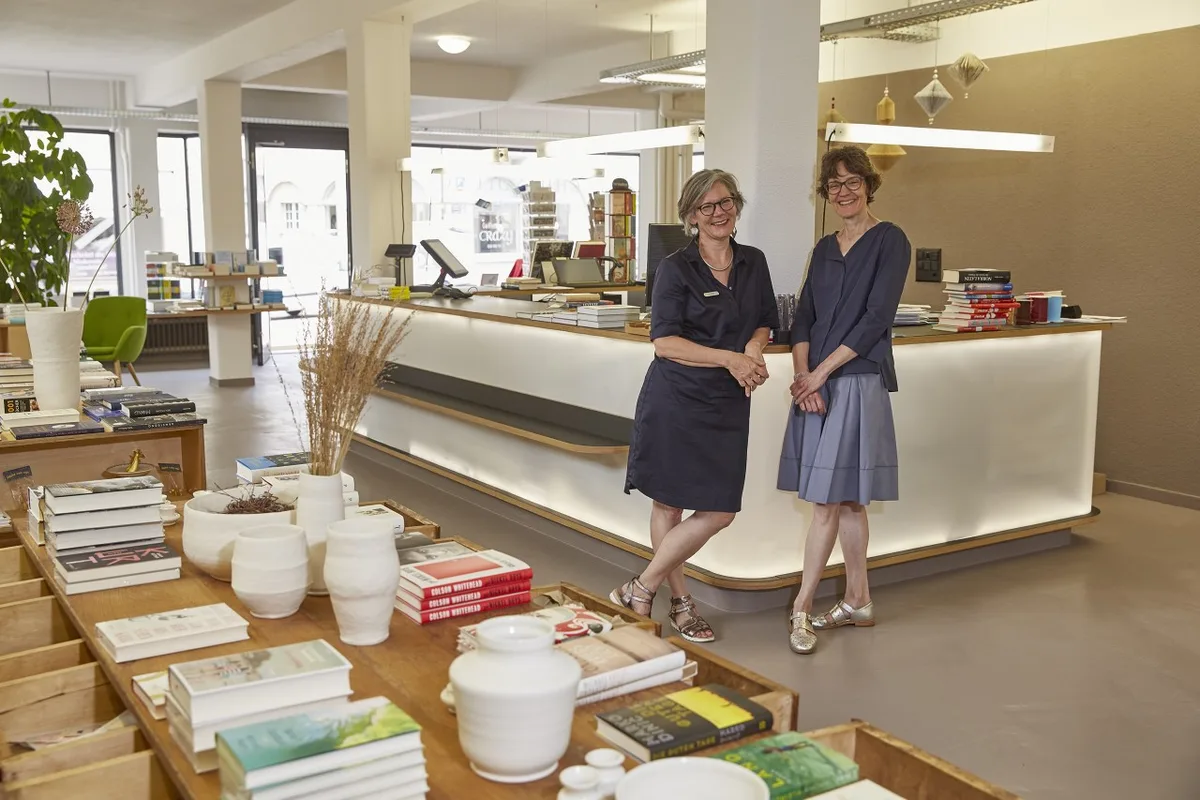 doppelpunkt_pressebild Für ihre Ustermer Buchhandlung Doppelpunkt haben Andrea Kalt und Barbara Maurer (v.l.) im Juli einen Onlineshop eingerichtet., Roland Rüegg, Inhaber der Käserei Rüegg in Hinwil, hat ein eigenes Sortiment beim Online-Supermarkt Farmy.ch