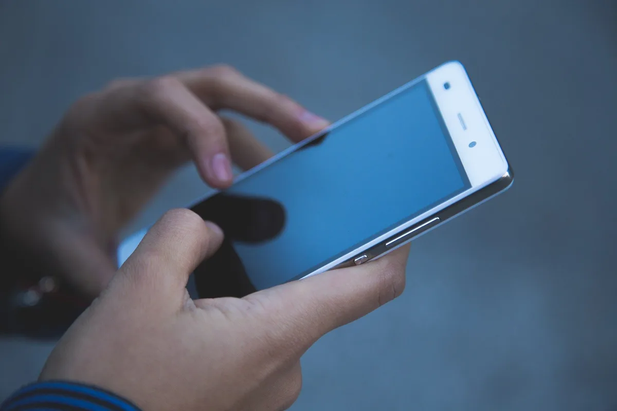 electronics-1851218_1920 Seit Jahren kursieren strafbare Videos in inoffiziellen Whatsapp-Klassenchats, in die Lehrkräfte keinen Einblick haben.