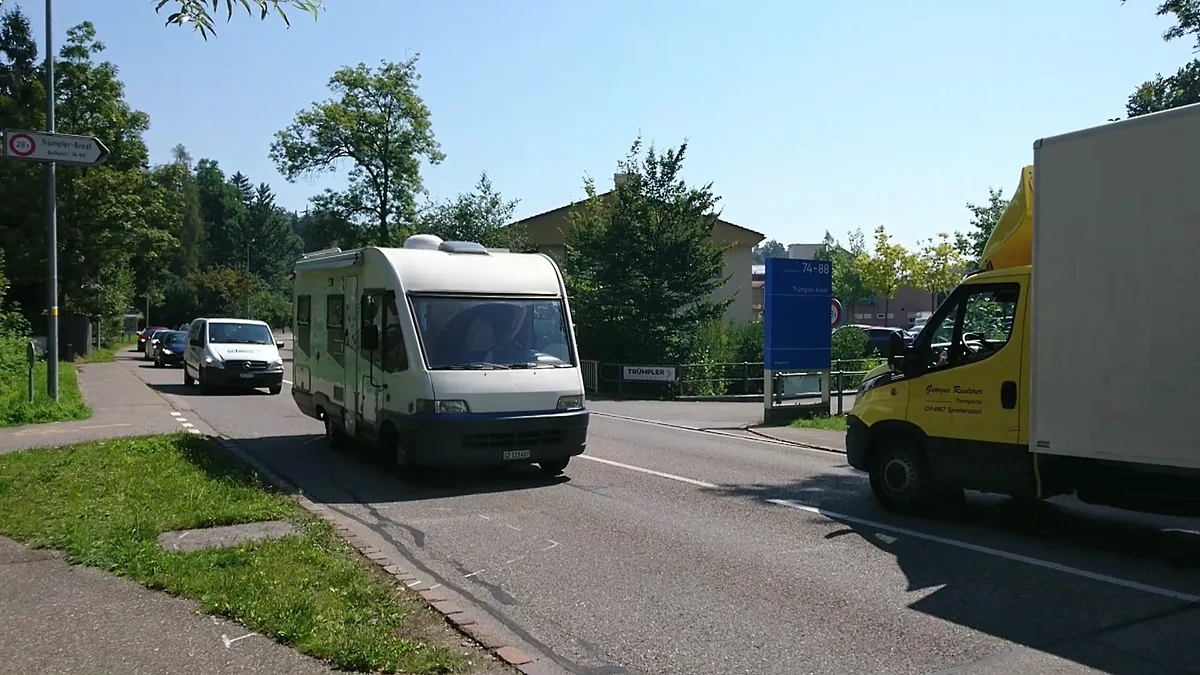 wm007 Vor dem Bahnübergang beim Trümpler-Areal blieb gestern ein Wohnmobil stehen., Das Fahrzeug von Jürg Lustenberger blieb mitten auf der Strasse stehen. , Es dauerte jedoch nicht lange, bis ein Autofahrer Hilfe anbot und das Wohnmobil zur Seite zog., So konnte ein Verkehrskollaps verhindert werden.