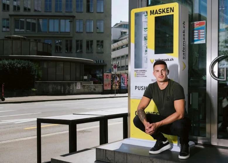 Einer der drei innovativen Zürcher: Styn Haueter vor dem ersten Maskenautomaten an der Uraniastrasse in Zürich.
