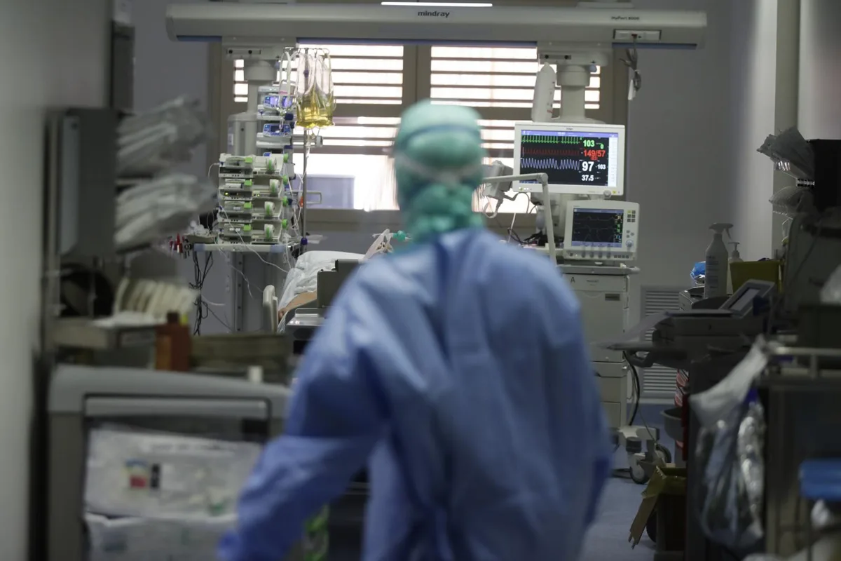 Medizinisches Personal behandelt einen Patienten mit Covid-19 auf der Intensivstation. (Foto: Keystone)