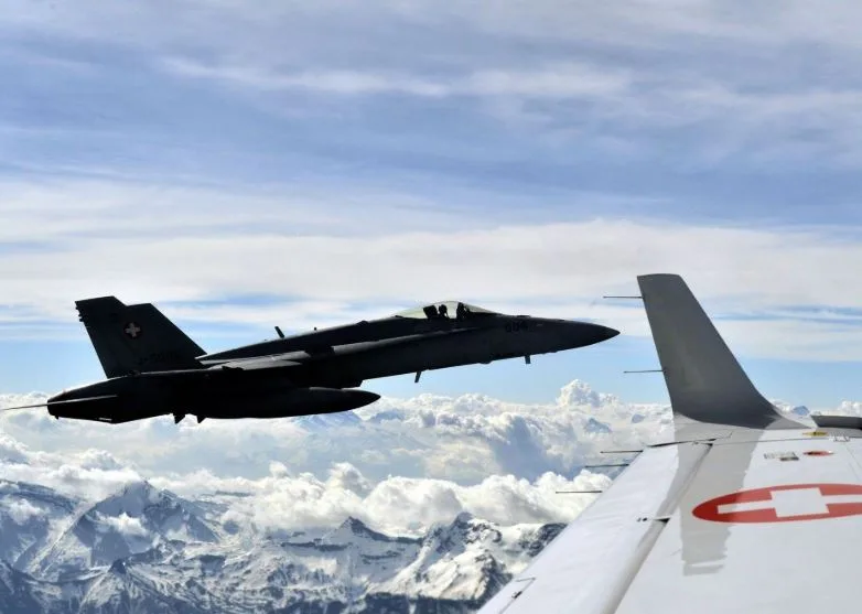 sasfd Heute stehen bei der Schweizer Armee noch 56 Kampfjets im Einsatz, darunter 30 des Typs F/A-18 Hornet.