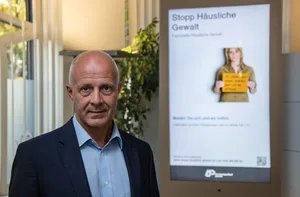 def_lif_0 Reinhard Brunner, Chef Präventionsabteilung der Kantonspolizei Zürich, bekämpft mit seinem Team alle Formen der Gewalt., Bei der Risikobeurteilung eines potentiellen Gewalttäter wird auch mit einem speziellen Computerprogramm gearbeitet., Das Tötungsdelikt beim Gemeindehaus Pfäffikon im August 2011 gab den Ausschlag für die Bildung einer Präventionsabteilung., Ein Kosovare hatte damals seine Frau und die Leiterin des Sozialamtes erschossen., Eine Tafel beim Gemeindehaus erinnert an die Tat, die schweizweit Erschütterung auslöste.