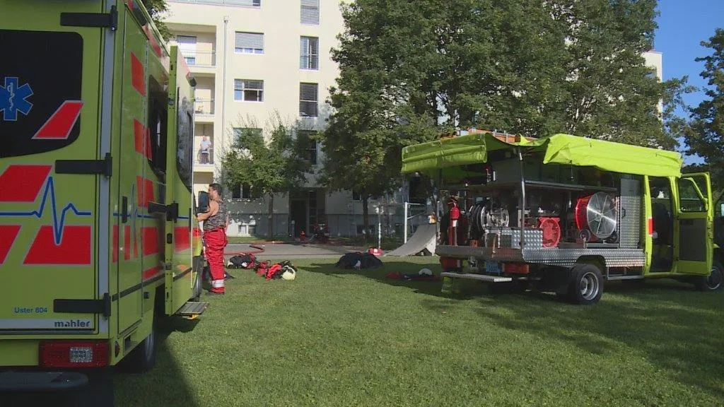 Aus einer Wohnung ist am Samstagvormittag Rauch ausgetreten. , Die Einsatzkräfte der Feuerwehren konnten den Brand rasch unter Kontrolle bringen., Es ist ein hoher Sachschaden entstanden., Die Mieter der betroffenen Wohnung haben von der Gemeinde Schwerzenbach eine vorübergehende Unterkunft erhalten.