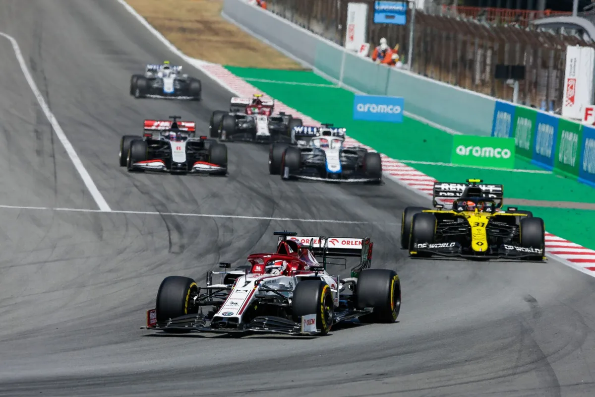 Kimi Räikkönen (vorne) hielt im Mittelfeld besser mit als zuletzt.