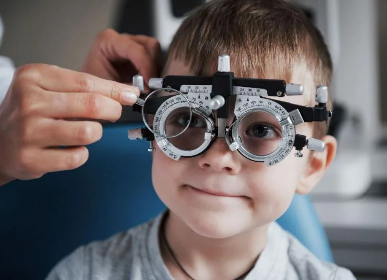 Ein Augenarzt testet die Sehkraft eines Jungen. Können Linsen gegen die Verschlechterung der Augenleistung helfen?