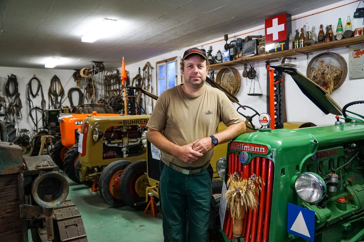 stefan_staehli_4 Stefan Stähli in seinem Oldtimertraktoren-Lager. Seit der Ausbildung zum Sager ist er Fan von den Maschinen., Auch Motorräder haben es ihm angetan. Um solche zusammenzubauen, fischte er früher Material aus der Alteisensammlung., Heute stehen die Traktoren und Motorräder auf dem Hof in Gündisau und warten darauf, angeschaut zu werden., Ist Stähli vor Ort, gibt er auch gerne Auskunft zur Herkunft der verschiedenen Gefährte.