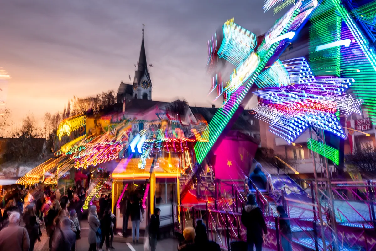 Die Sonne geht unter, die Glüh-Gins werden heiss gemacht: Zu späterer Stunde am Uster-Märt. (Foto: Christian Merz)