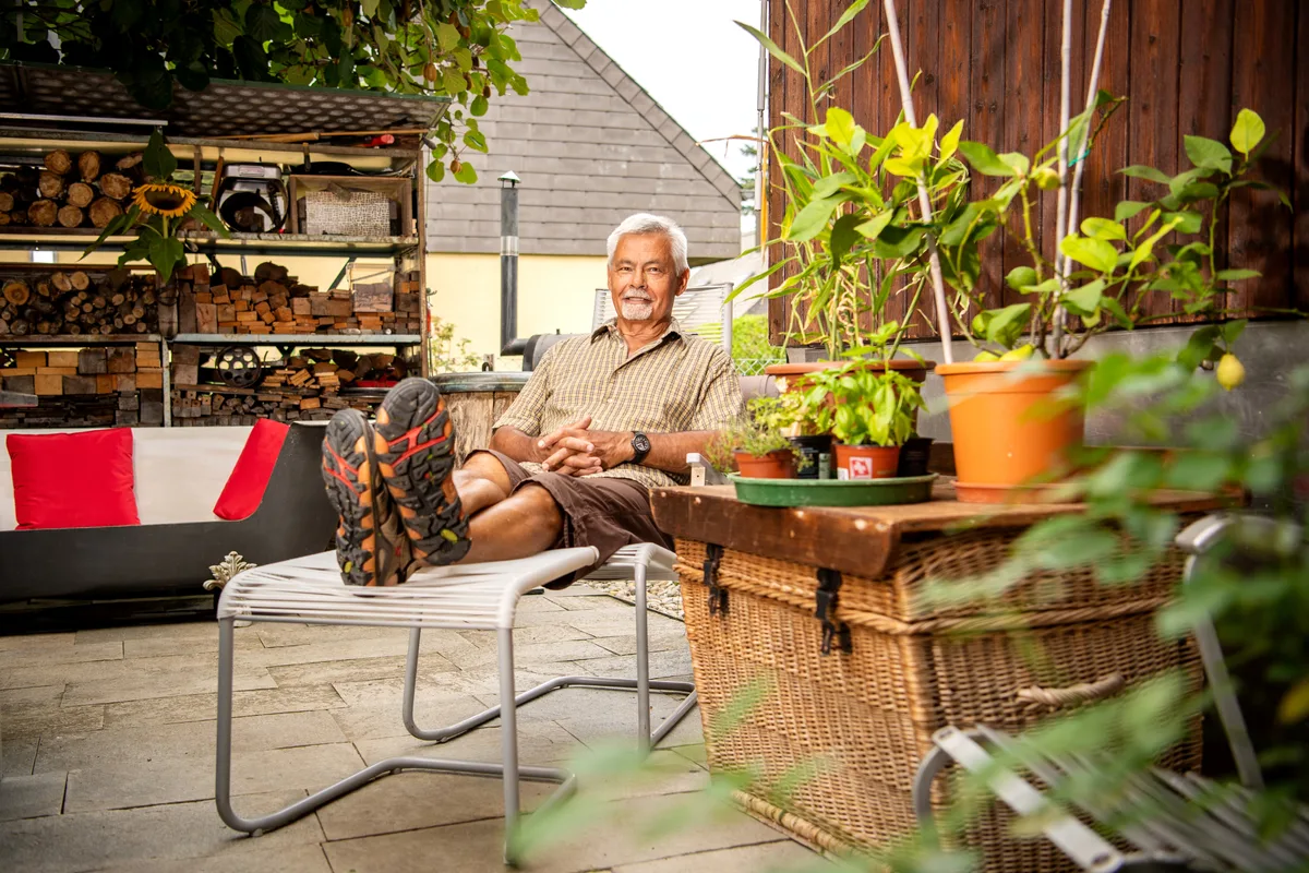 pfaeffikon_14082020_gartenserie_sbo_37 Max Schärer an seinem Lieblingsplatz: Hier liest er gerne die Zeitung oder geniesst einen Kaffee., Die grosse Ameise an der Wand erschreckt ihn schon längst nicht mehr, so Schärer., Die Liebe zum Detail kommt im Garten nicht zu kurz: Überall befinden sich Figuren aus Eisen., Neben den Figuren stechen auch die Treibhäuser raus: Diese sind alle gefüllt., Das Highlight sind aber die beiden Kiwi-Bäume. Diese wachsen nur, weil das Klima immer heisser wird., In jeder Ecke entdeckt man ein neues Detail: So auch die Katze auf dem Brunnen.