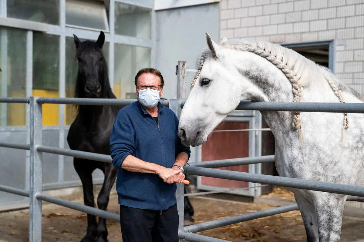 3rbs8hvzadf9wvqugwezmq Masken als neue Normalität: Fredy Knie jun. bei den Pferden im Winterlager des Zirkus in Rapperswil.