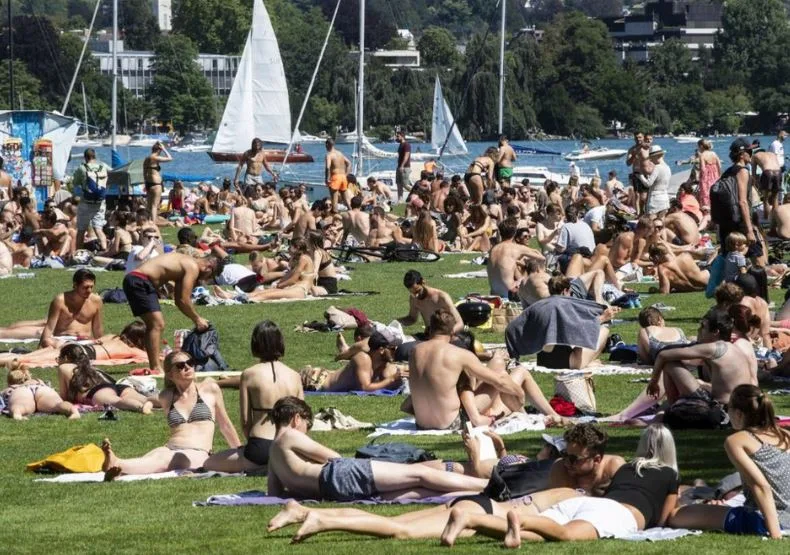 https-zueriost-ch-sites-default-files-media-2020-08-21-1-jpg Keine Sorgen wegen Covid-19: Menschen geniessen das Wetter am Zürichsee (12. Juli 2020).