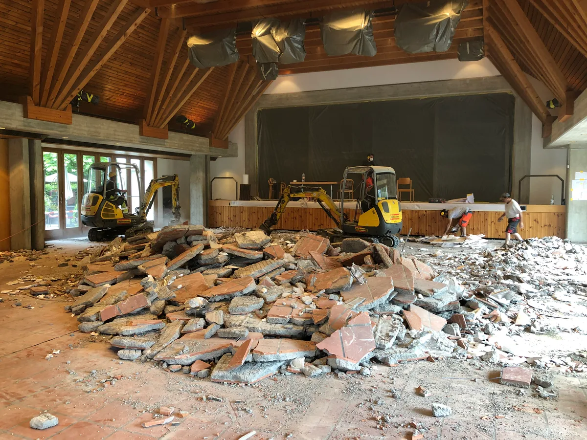 20200721_foto_umbau_roessli1 Die Corona-bedingte Pause konnte für eine Renovation des Illnauer Rössli-Saals genutzt werden., So wurde unter anderem der Boden des Saals saniert.