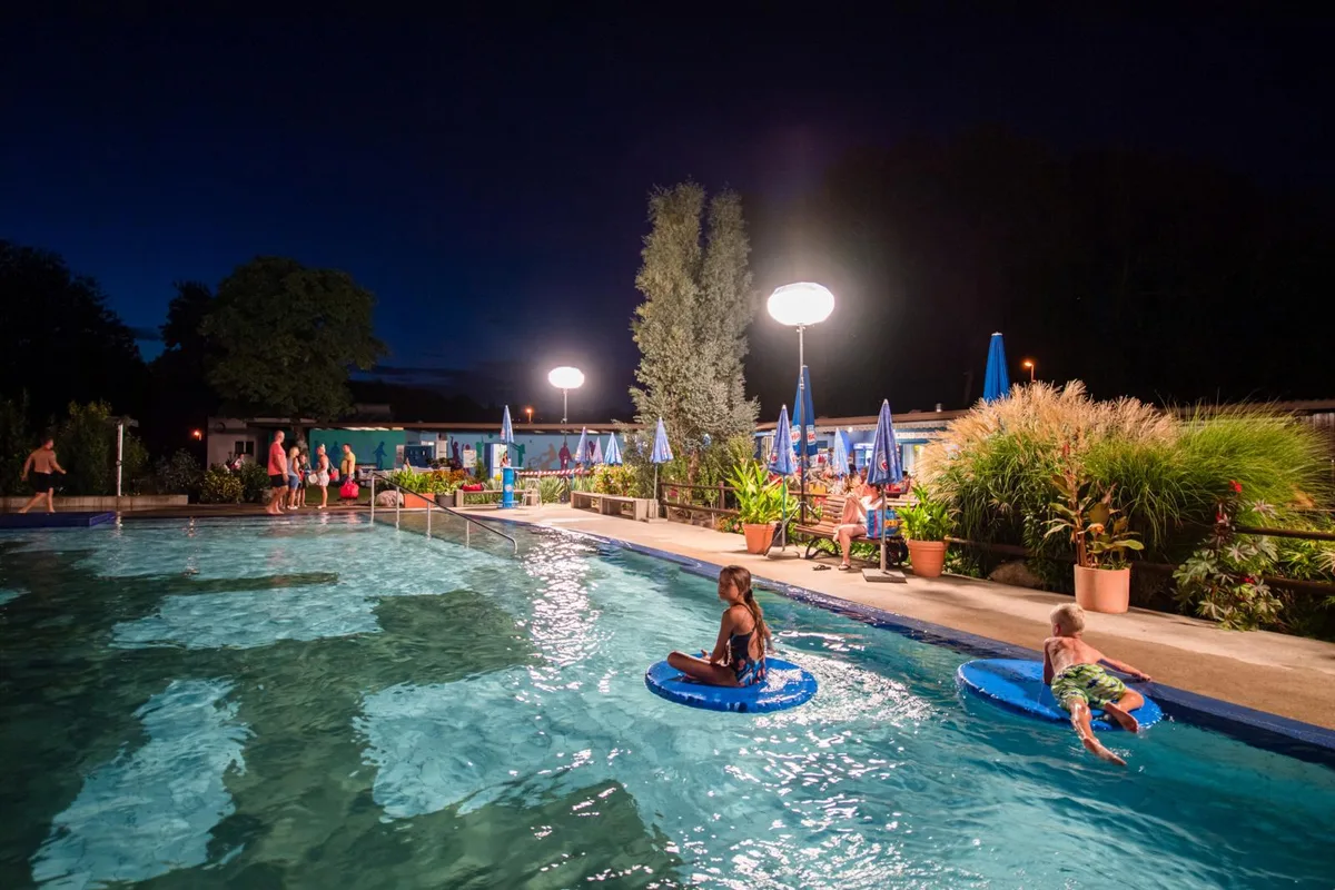 grafstal_21082020_badybynight_sbo_11_preview Die Badi Grafstal blieb am Freitag bis 22 Uhr geöffnet., Auch sportliche Schwimmer liessen sich den nächtlichen Badibesuch nicht entgehen., Das eigens eingerichtete Buffet war beliebt., Während es am Tag zu Wartezeiten kam, pendelten sich Besucherzahlen am Abend bei 400 ein., In früheren Jahren durfte bis 2 Uhr geplanscht werden, heuer war wegen Corona schon um 22 Uhr Schluss.