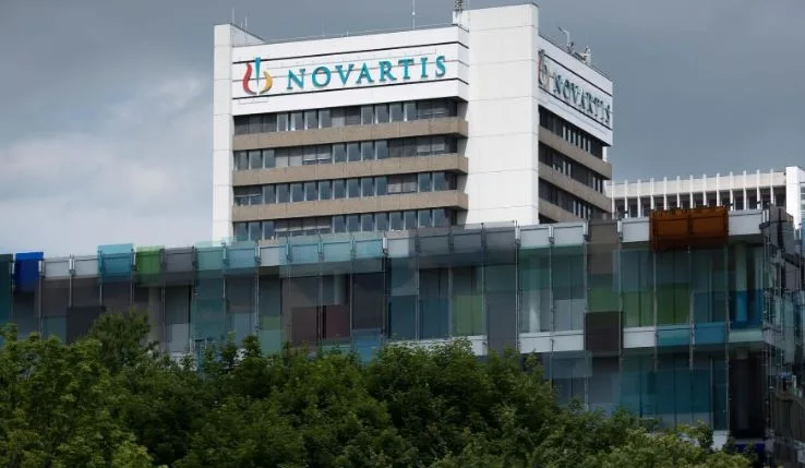 sdgfart Der Pharmariese Novartis verschärft auf seinem Campus in Basel die Corona-Schutzmassnahmen.