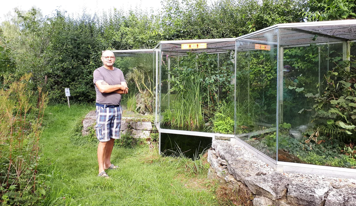 Ruedi Bärtschi, der Betreiber des Vivariums, vor den Terrarien im Garten., Das Gebäude des Vivariums kann man schnell übersehen., Im Vivarium kreucht und fleucht es: So auch im Teich, der immer mehr verlandet., Ruedi Bärtschi bei der Reinigung der Aquaterrarien., Dort ist auch der Feuersalamander zu Hause.