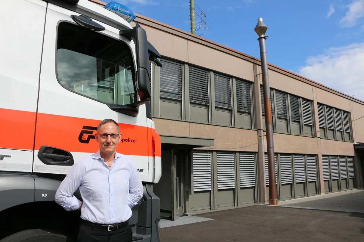 Regierungsrat Mario Fehr reiste zur Einweihung des sanierten Stützpunkts nach Hinwil., Er bezeichnete die Modernisierung als «super Sache».    , Der Stützpunkt liegt im Hinwiler Autobahnkreisel., Auf dem Gelände befindet sich auch ein Herlikopterlandeplatz., Mit solchen Fahrzeugen sind die Polizisten aus dem Stützpunkt unterwegs., An der Einweihung waren auch Spezialfahrzeuge wie der Mowag Eagle zu sehen, die nicht in Hinwil stationiert sind., Ein weiteres Spezialfahrzeug: die mobile Einsatzzentrale.