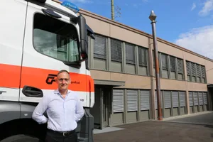 a_1_30_img_4929 Regierungsrat Mario Fehr reiste zur Einweihung des sanierten Stützpunkts nach Hinwil., Er bezeichnete die Modernisierung als «super Sache». , Der Stützpunkt liegt im Hinwiler Autobahnkreisel., Auf dem Gelände befindet sich auch ein Herlikopterlandeplatz., Mit solchen Fahrzeugen sind die Polizisten aus dem Stützpunkt unterwegs., An der Einweihung waren auch Spezialfahrzeuge wie der Mowag Eagle zu sehen, die nicht in Hinwil stationiert sind., Ein weiteres Spezialfahrzeug: die mobile Einsatzzentrale.