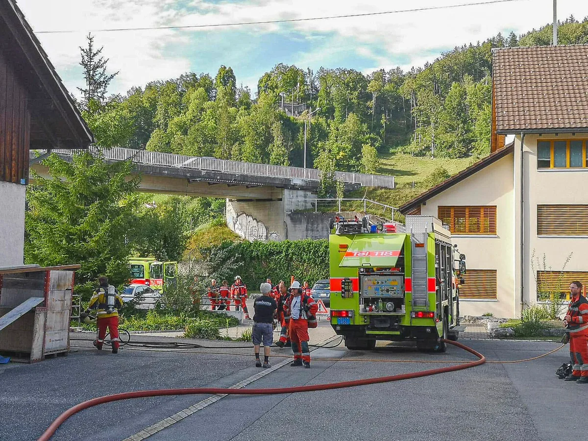 img-20200827-wa0001 Die Feuerwehr Turbenthal-Wila-Wildberg war in Bauma im Einsatz., Ursache war ein Brand in der Imholz Schreinerei., Weil die Feuerwehrleute schnell vor Ort waren …, … konnten sie Schlimmeres verhindern.