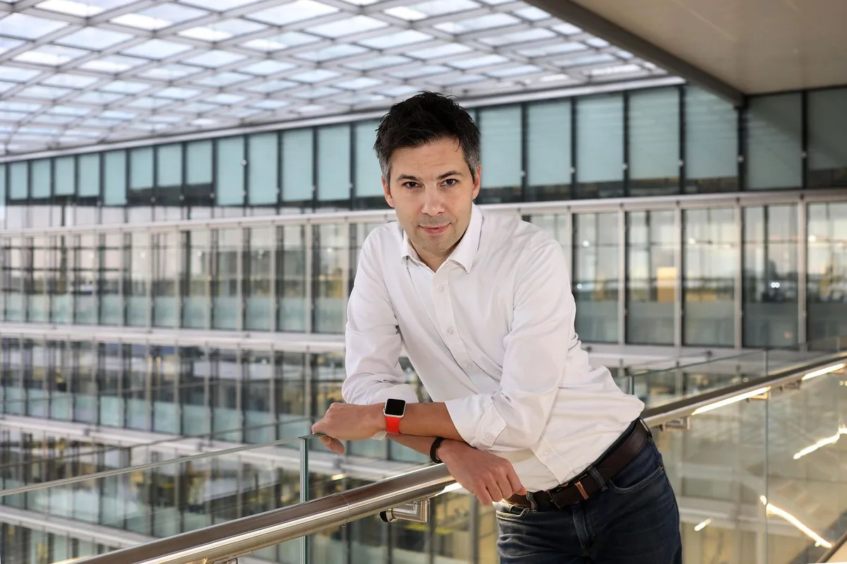 6s7svom24zcakagivvy8hs «Ich kriege graue Haare, wenn ich höre, dass Leute 42 Stunden auf den Code warten müssen»: Marcel Salathé, Epidemiologe.