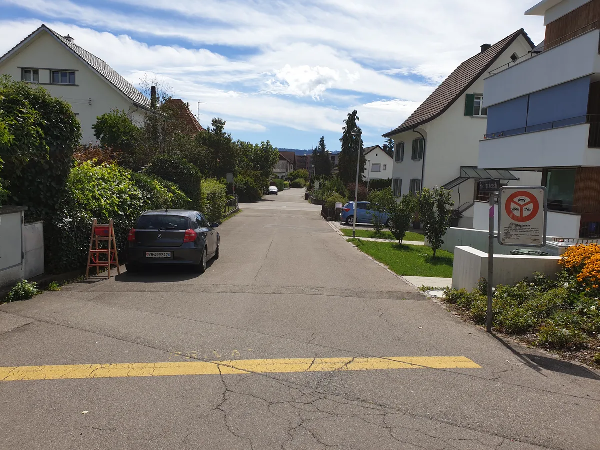 Die Stadt Uster plant in der Breitackerstrasse einen Fuss- und Radweg und will notfalls zur Enteignung greifen., Schon heute ist die Strecke als regionaler Radweg ausgeschildert. Dies hat der Kanton verfügt., Stadtrat Stefan Feldmann (SP) rechtfertigt die drohende Enteignung.