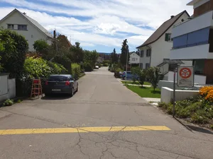 seite_1_-_bild_1_blick_schachenweg_richtung_karlstrasse_2 Die Stadt Uster plant in der Breitackerstrasse einen Fuss- und Radweg und will notfalls zur Enteignung greifen., Schon heute ist die Strecke als regionaler Radweg ausgeschildert. Dies hat der Kanton verfügt., Stadtrat Stefan Feldmann (SP) rechtfertigt die drohende Enteignung.