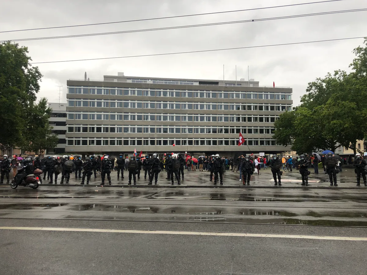 8164937d-20fd-4a98-aff3-df88857d0cfa Um den Helvetiaplatz herum bringen sich Polizisten in Stellung., Die Veranstaltung sollte offiziell um 19 Uhr enden., Patrick Jetzer ist der Kopf hinter der Kundgebung.