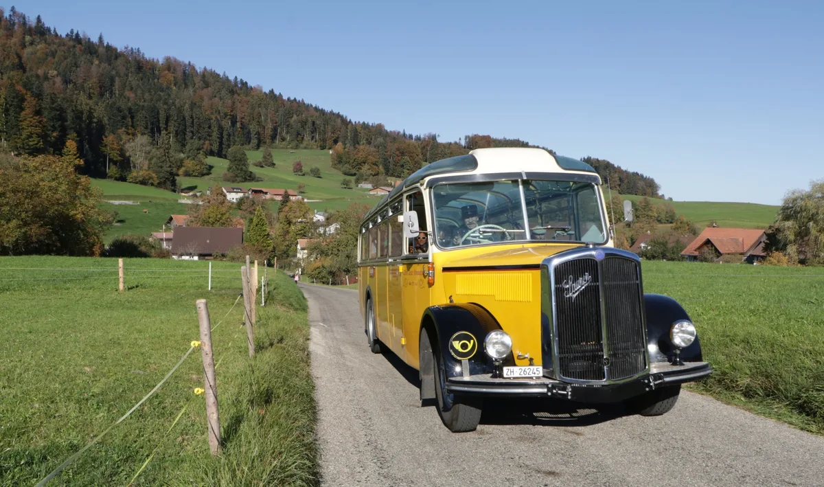 2018-10-14-11-26_neuthal_tibert_keller So oder ähnlich werden die Oldtimer-Postautos in der Region Tösstal aussehen., Zusätzlich finden zwei Wochenenden pro Monat auch Dampfbahnfahrten statt.