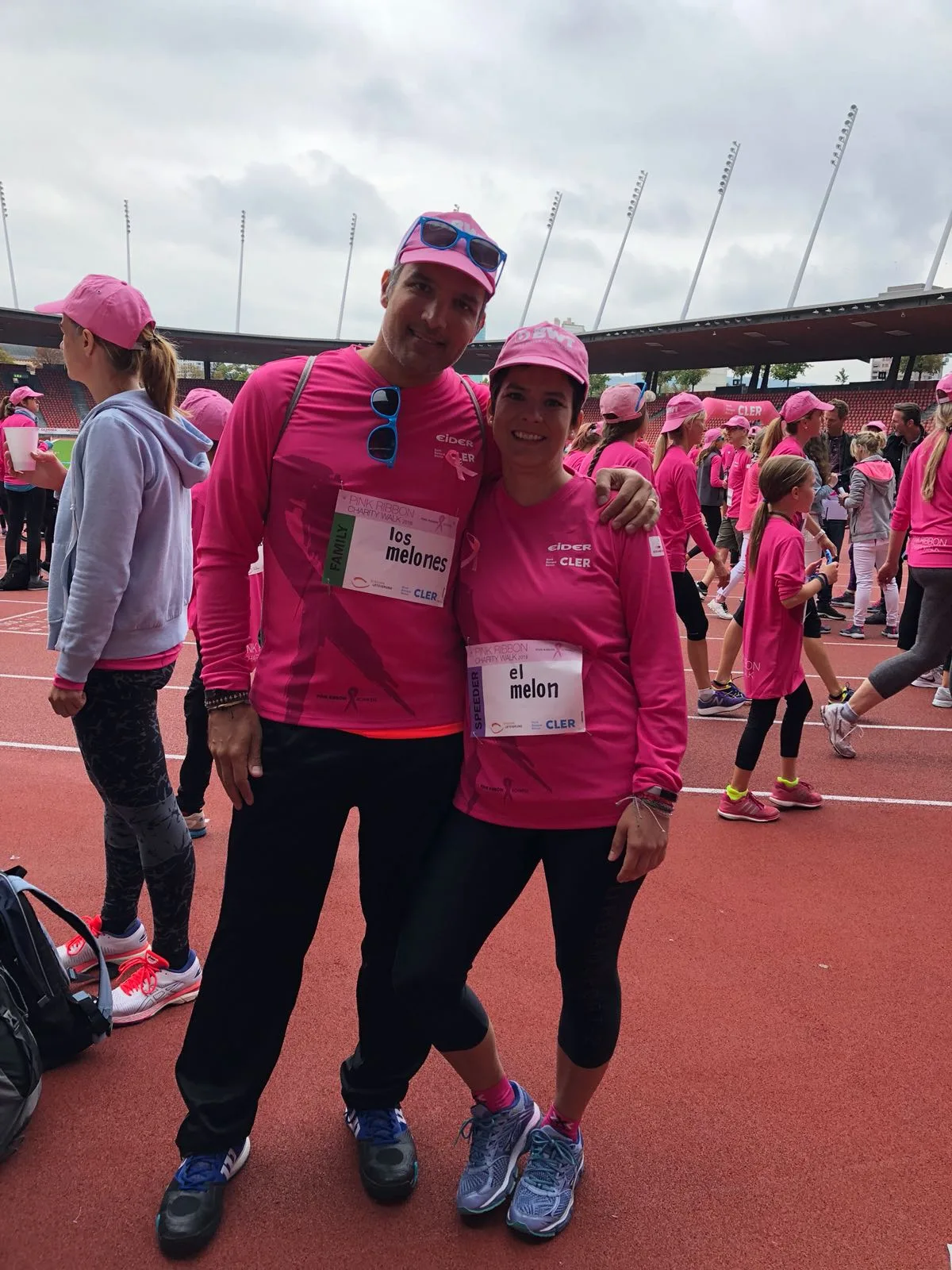 3a216f7d-c636-4f5b-bff3-91042608b023 Sarah Meier-Lorente aus Fehraltorf (r.) und ihr Bruder am Pink Ribbon 2019. Der Anlass gehört fest in die Agenda der Familie., Die rosa Schleife gilt als Symbol gegen Brustkrebs.