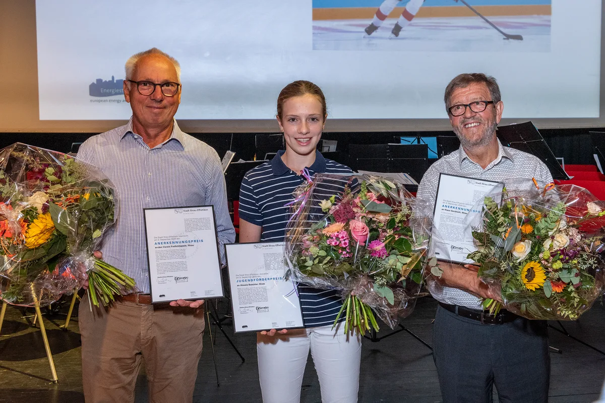 Die drei Preisträger Norbert Klossner, Alessia Bächler und Klaus Gersbach (von links)., Ueli Müller (links) mit dem Gewinner des Anerkennungspreises Norbert Klossner., Klaus Gersbach freut sich sehr über seinen Preis.