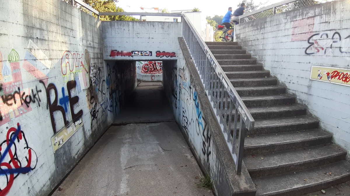 20200902_181633 Der Gemeinderat will die Treppe auf der Hälfte nach rechts zum neuen Fussweg führen., Heute führt die Treppe direkt auf den Velo-/Fussweg. Das sei ein Risiko, sind sich die Beteiligten einig.