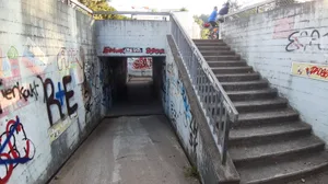 20200902_181633 Der Gemeinderat will die Treppe auf der Hälfte nach rechts zum neuen Fussweg führen., Heute führt die Treppe direkt auf den Velo-/Fussweg. Das sei ein Risiko, sind sich die Beteiligten einig.